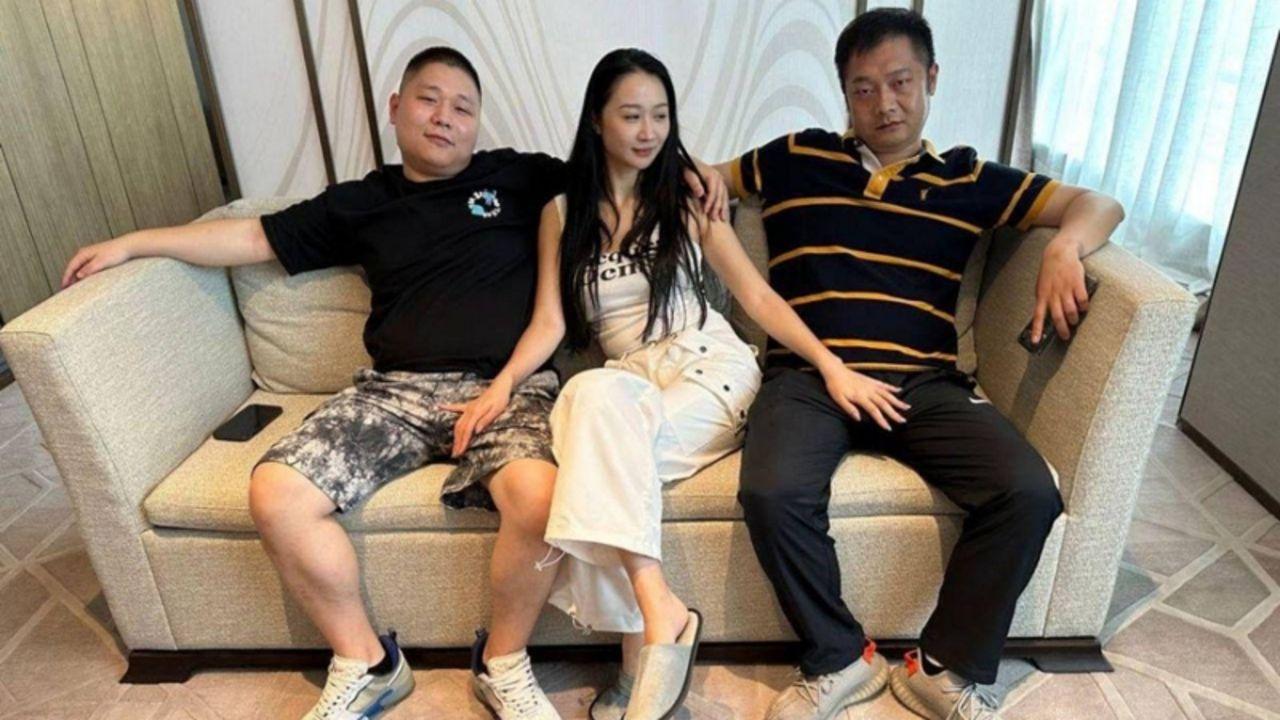 高颜值空姐酒店淫趴视频 白虎穴被金主多人调教爆操 有钱人玩的真花哨！封面图