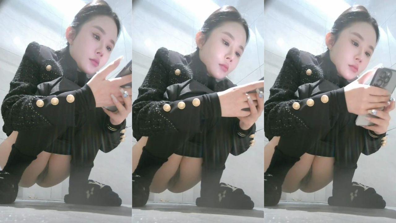 白领妹子厕所偷拍视频流出 拉完尿玩手机摸鱼 气质尤物让人疯狂！封面图