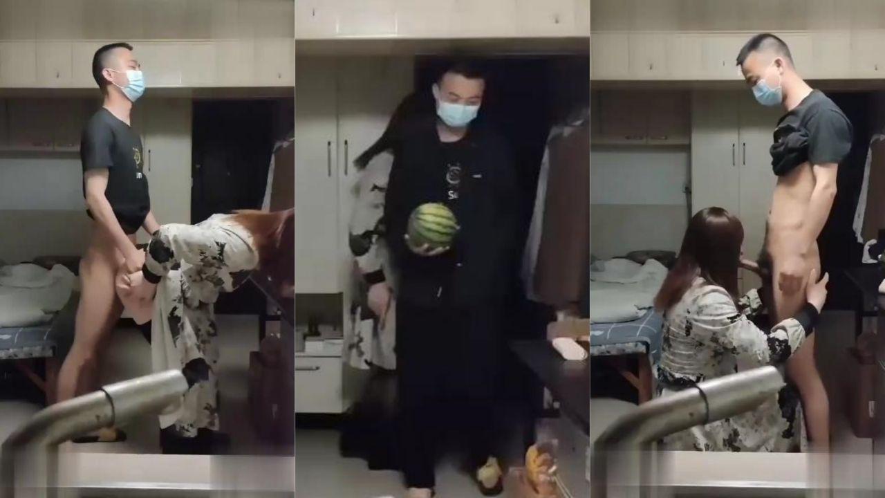 南京红姐事件男主之—西瓜哥 拎西瓜讨红姐欢心 大屌狂操骚菊 操逼不到两分钟秒射！封面图