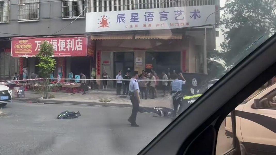 广东揭阳街头惊现骇人惨剧 骑车女子突遭男子持刀狂砍当场身亡 女子死状惨烈不堪 知情人爆料疑为情杀！封面图