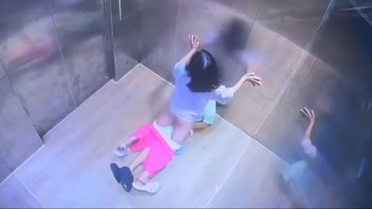 小区电梯监控视频流出 童男童女模拟骑乘做爱超早熟 女孩裤子一脱骑乘蠕动 叫人瞠目结舌！封面图