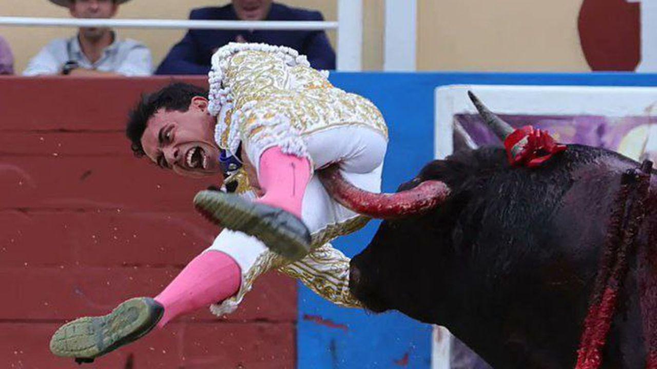 哥伦比亚斗牛士胡安·德·卡斯蒂利亚巴约讷斗牛场重伤入ICU！公牛顶穿左腿！血染赛场！紧急送医抢救！封面图
