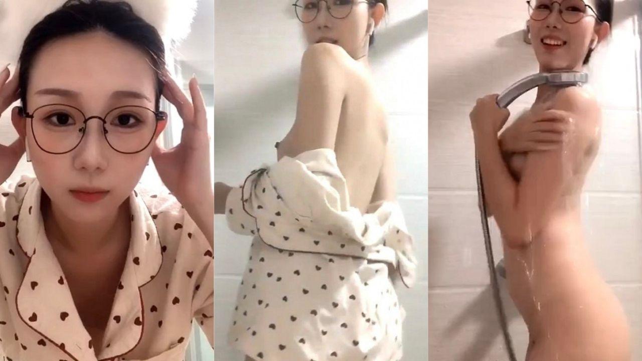 极品反差高端泄密 东北甜美眼镜姑娘田静怡 露脸视频通话洗澡发骚 自摸挑逗蜜桃臀真顶看得鸡儿直跳！封面图