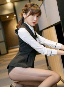 【欧美】健身女孩在肛门处插入肛塞去健身