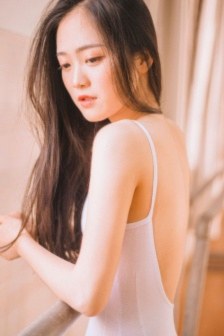 窗外偷窥隔壁超漂亮小姐姐窗帘也不拉在家里光屁屁最后才想起拉上晚了香体已被我看光光
