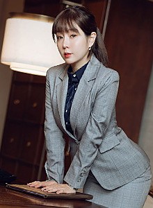 【重磅推荐】高颜值反差母狗跳蛋户外露出车内激情自慰路边人来人往