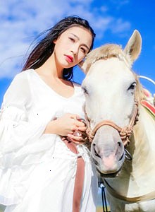 宾馆电视柜缝隙偷拍情侣大奶少妇偷情老公的朋友俩人干完炮休息了一会儿就一起去找她老公吃饭了