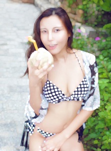 豆包小妹全程露脸发骚，大黄瓜插逼和男友激情啪啪给狼友看，镜头前抓着奶子后入压在身下爆草射肚子上