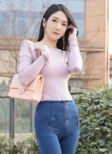 被大.叔包养的.美女大学.答应给.她卖一个昂.贵的包包.以后主动.跳起了脱衣.舞完.美露.脸