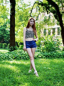 小悠的漂亮女閨蜜來家中做客趁她出去買東西被小悠的爸爸強操了...！