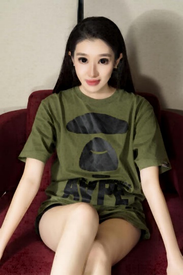 【自拍泄密】酒店约炮白嫩的美女同事，把她的小嫩B玩的通红完美露脸