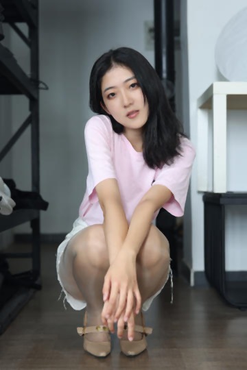 云长寻花赵总大神回归-约高端外围性感甜美大奶美女，穿上情趣学生制服各种姿势换操，被夸你好厉害