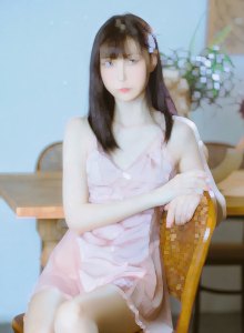 兄弟俩叫了个美妞上门，得真是猛，逼都艹裂了，小姐姐有点不悦！