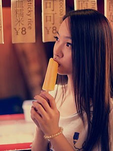 学生少女的极品屁股，这臀浪这手感，看着就水润多汁的蜜桃臀