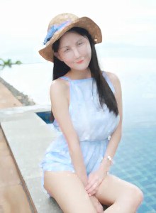 【欧美】漂亮妹子被出租车司机带到郊外，在汽车里来一场震动连连的性爱