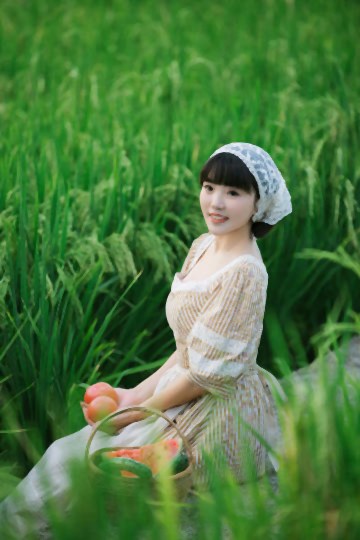 宾馆伪娘服侍周到迷彩服小伙与伪娘啪啪自拍