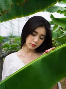 暴草前凸后翘蜘蛛侠开裆装美女