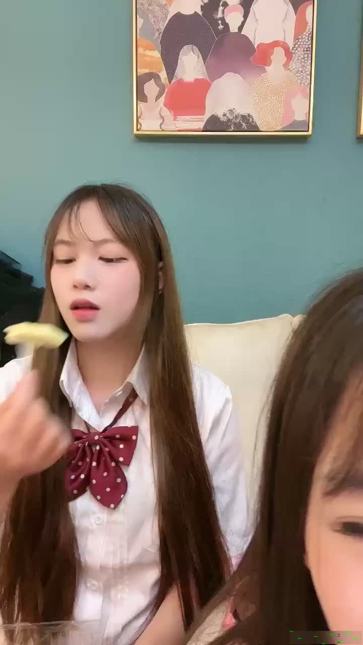 JK装清纯美少女！姐妹花一起！小尺度全裸诱惑，比个奶心，掰开嫩穴看看，妹妹很是呆萌封面图