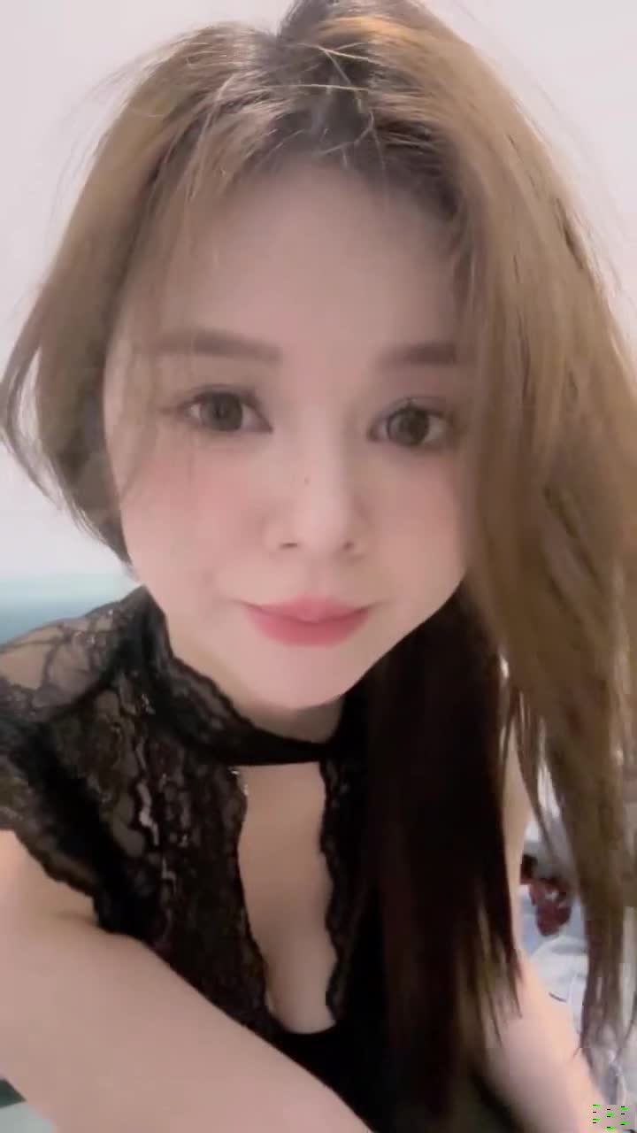 风骚气质女神！随着音乐摇摆！性感吊带黑丝袜，M腿揉搓骚穴，妹妹好想要，跳蛋假屌双管齐下封面图