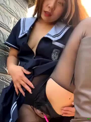 ❤️❤️ Stripchat站【Lovely520】JK装户外，找了个墙角自慰，撩起裙子扒开内裤，跳蛋塞穴，疯狂揉穴封面图