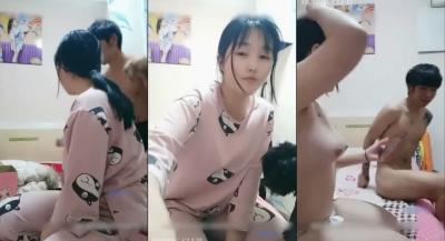 社会男爆艹02年学生妹,妹子身材丰满,硕大屁股坐上去,年龄不大,欲望却很大,墙上还挂着艺术照封面图