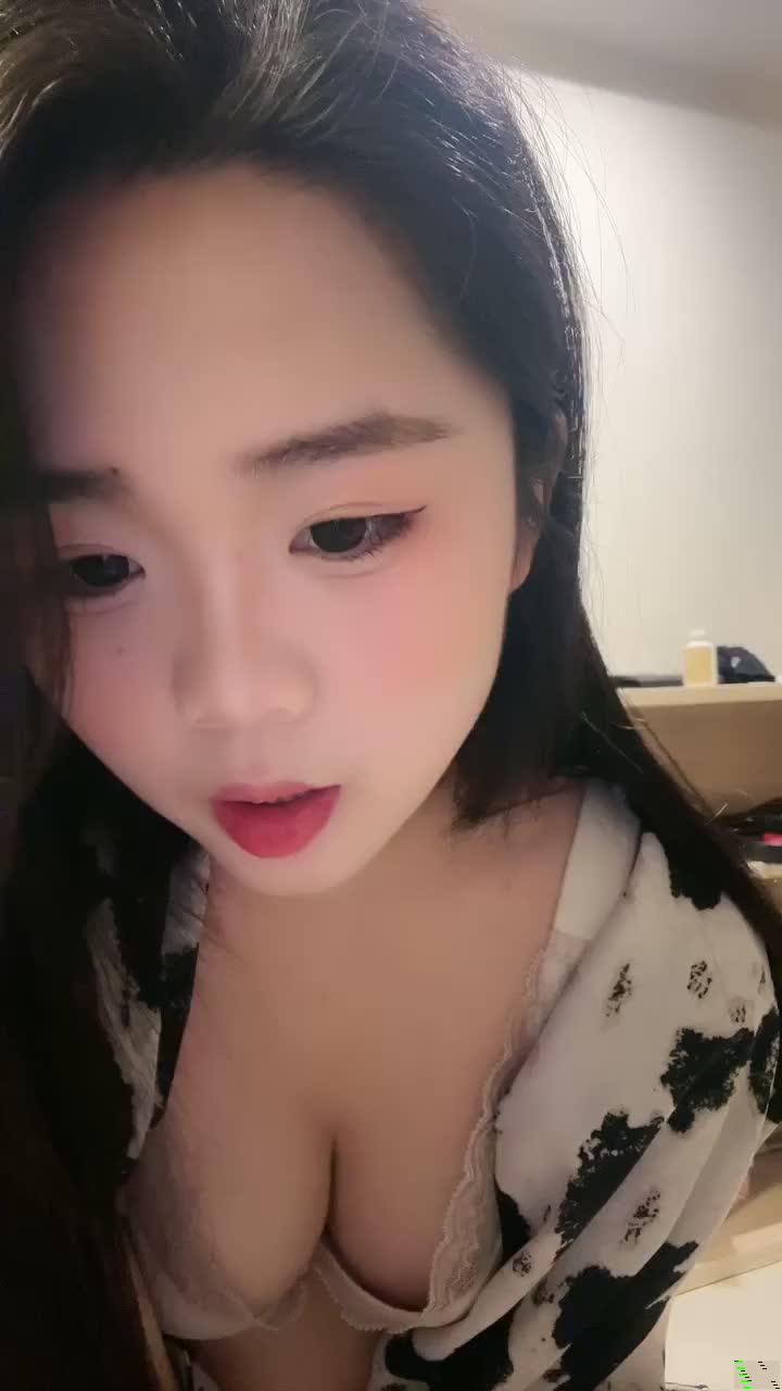 满背纹身甜美少女！极品肥臀肉感！社会炮友激情大战，震动棒插穴，肥臀骑乘打桩机，操的柰子直晃封面图