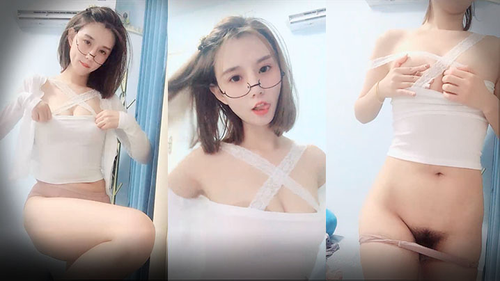 【 喵喵是个猫】顶级短发酒窝美女，小背心肉色丝袜抚摸美臀，半脱下黑丝掰开嫩穴。封面图