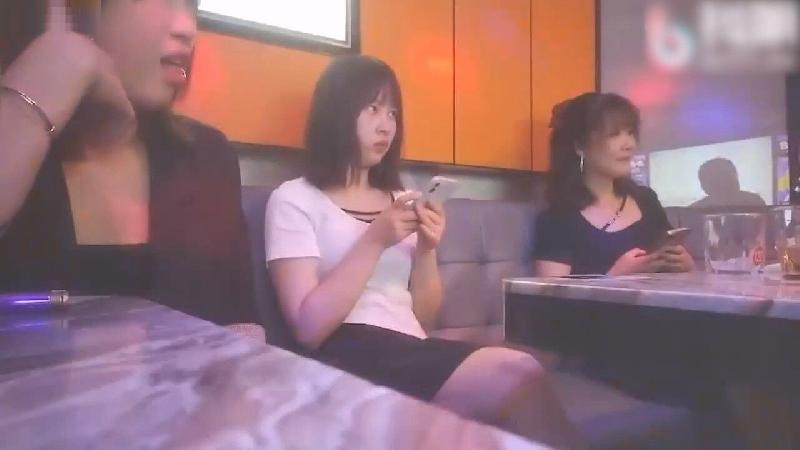 3對夫婦KTV包廂現場脫下褲子口爆封面图