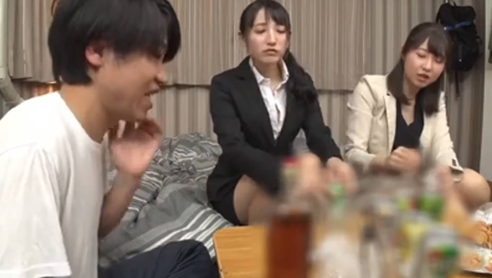 HUNTA-990ボクの目の前で憧れの先輩女子社員2人がまさかの濃厚キス＆イカせ合い！かと思ったらボクのイカせ合いに！會社の飲み會後、2人の先輩女子社員が…封面图