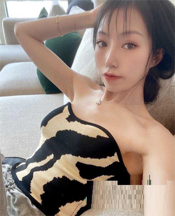 高顏值騷妻大馬路車來車往露出3P綠帽癖老公找單男狠操封面图