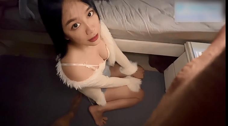 台湾容易约到红牌正妹可以无套抽插封面图