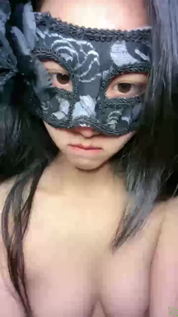 长得贼拉漂亮的学妹下海直播挣外快，在狼友的金钱攻势下敞开玩弄，娇乳嫩逼淫声荡语，抠逼爆菊花精彩又刺激封面图