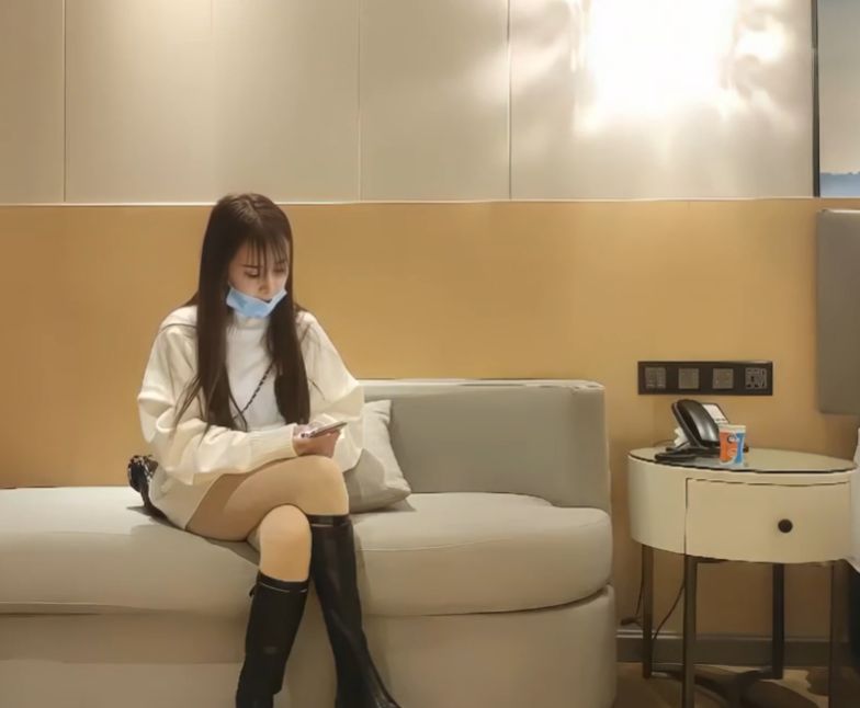 【超清AI画质增强】，3000一炮，【太子探花】，外围女神，23岁重庆美女，数完钞票舌吻脱光，激情爆操封面图