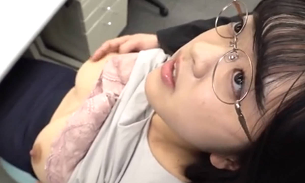 LULU-070あだ名が《三十路メガネ》の地味巨乳先輩OLがチクビで感じまくるド変態乳首セックスをするなんて思いもよらなかった…！舞奈みく封面图