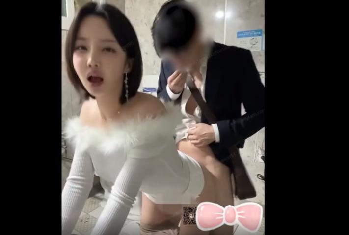 韓國正妹捷運上勾引陌生人到洗手間打炮不敢發出騷叫聲封面图