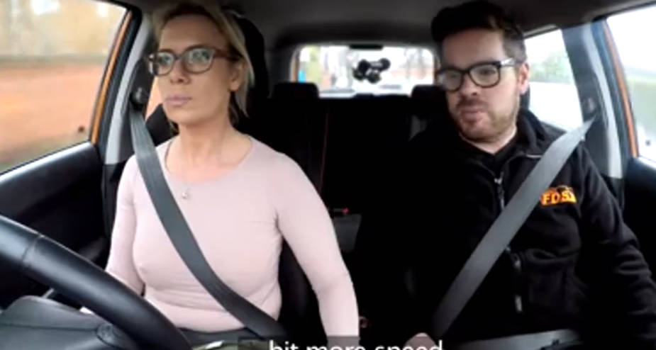 大奶妹子為了取得駕照，與教練在車上啪啪啪封面图