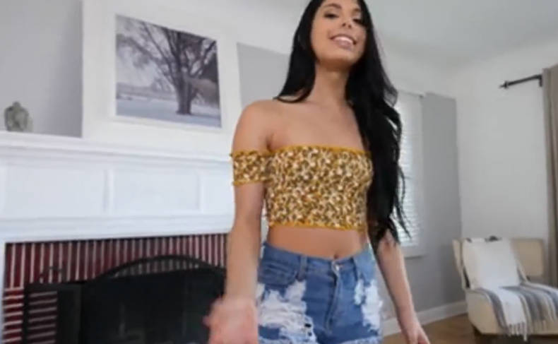 好色哥哥趁家裡沒人，誘拐妹妹到床上做愛，還不小心內射!封面图