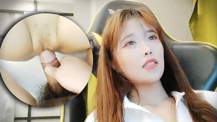 電 競 少 女 跟 小 哥 開 房 啪 啪 ， 胯 下 的 呻 吟 口 交 大 雞 巴 表 情 好 騷 啊 ， 讓 小 哥 從 床 上 幹 到 浴 室。封面图