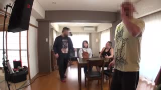 被盯上的美人媽媽、在做愛時與家人講電話！！2 With字幕職人匠 篠崎環奈 NKKD-137封面图