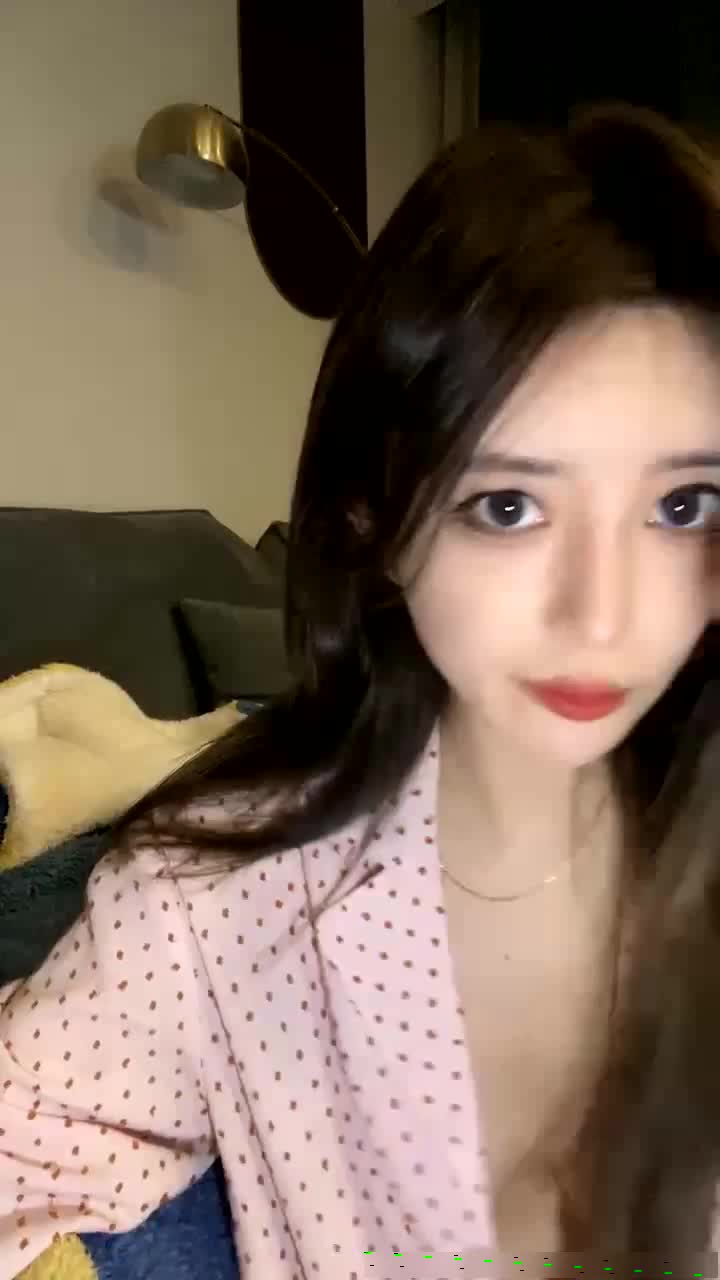 2024年3月，有着神级颜值，笑起来真的很像杨幂，【棉棉熊】尺度全开，疯狂抽插骚穴，白浆直流1封面图