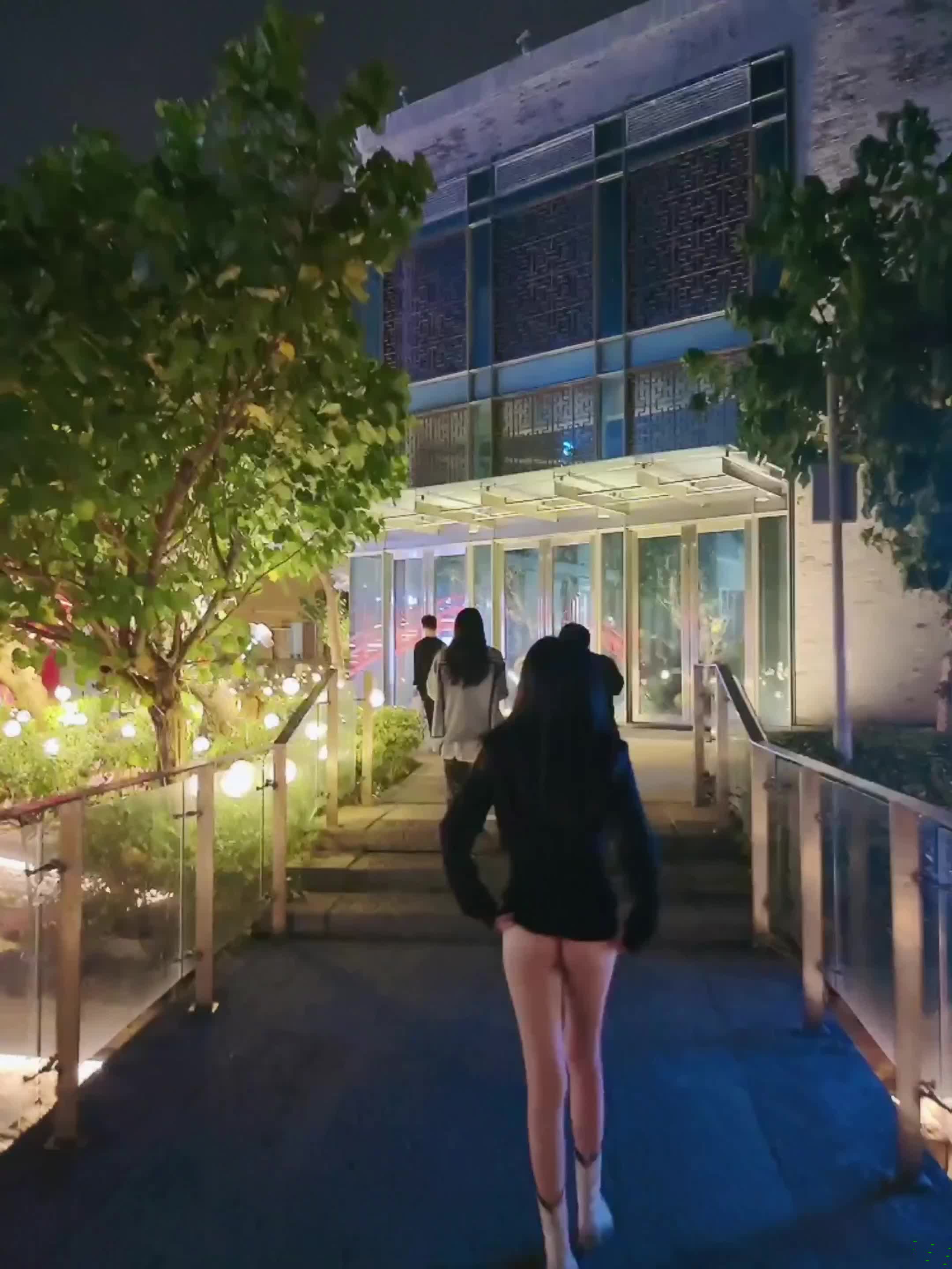 ⚡极限露出小骚货⚡顶级反差女神〖娜娜〗最新露出挑战2，人来人往商场地铁人前偷偷露出，紧张刺激！超级反差封面图