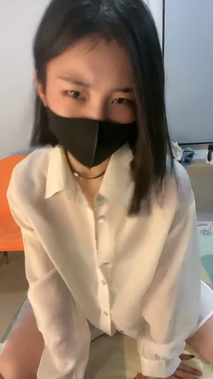 性感尤物短发美女！衬衣包臀裙超诱人！热舞诱惑一番，翘起肥臀看骚穴，卫生间地上摸穴，美女极度淫骚封面图