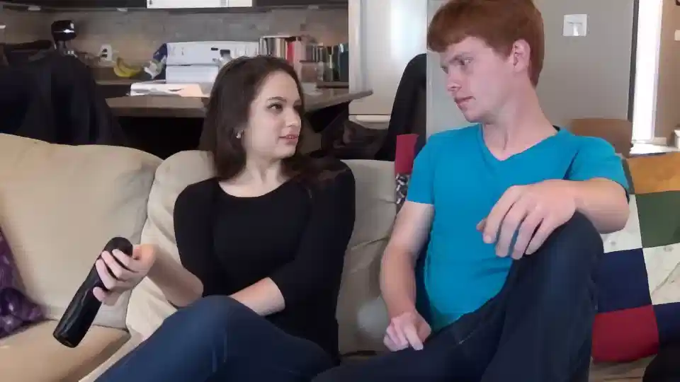 【欧美】与我的妹妹独自在家做爱封面图