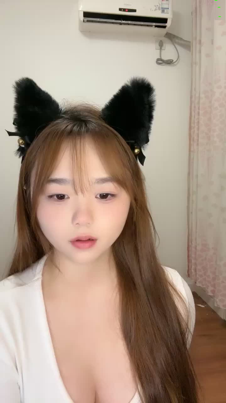 情趣耳朵！肉嘟嘟颜值萌妹！新人近期下海，白嫩奶子粉穴，站在椅子翘起肥臀，掰穴近距离特写，极度诱惑封面图