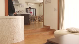 中文字幕被青梅竹马女友的妈妈白木优子诱惑在被窝内偷偷做爱白木優子封面图