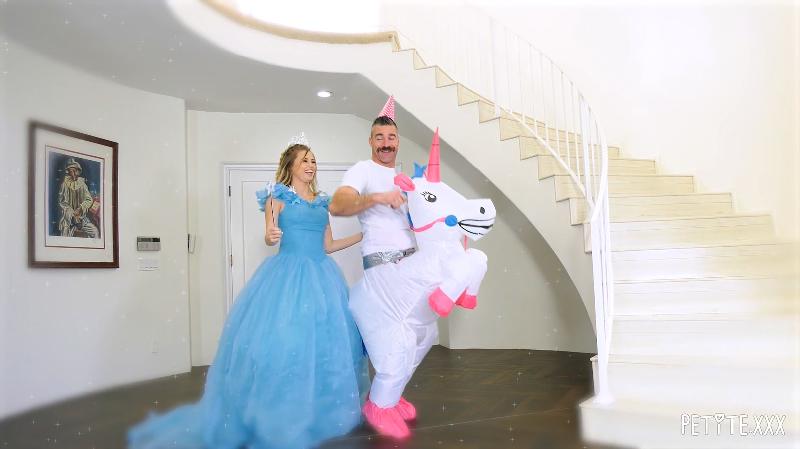 Petite Carolina Sweets A Petite Princesses Fantasy Cums To Life封面图