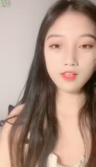 大学生宝贝初次下海直播赚外快，全程露脸跟狼友互动撩骚，奶子和逼逼都很嫩，奶头凹陷抠出来特写展示小洞洞封面图