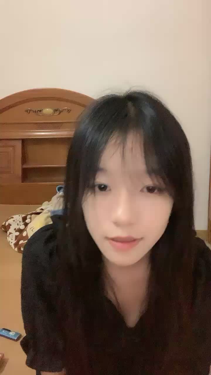 新来的学妹镜头前赚学妹，要狼友的大鸡巴草她，全程露脸听指挥穿上性感的黑丝诱惑，奶子坚挺特写展示逼逼封面图