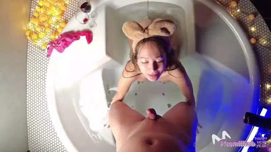 日本顶级尤物【naomiiichannel】情人节就是要和女友开房间调情～灯光美气氛佳直接在浴缸里操干封面图