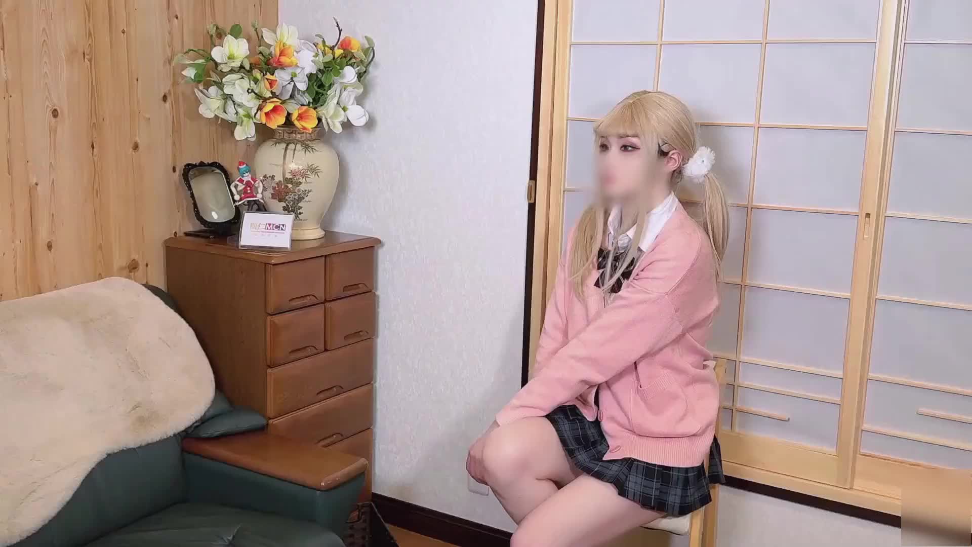 ✨勾人小妖精✨大神〖鸡教练〗金发JK辣妹的裸足粘液足交，跨年夜第一次和女友回家的我被有榨干了，女上内射封面图